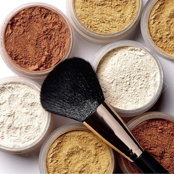 Loose Setting Powder by OPVBeauty London (New!) shade is Medium - Picture 4 of 8